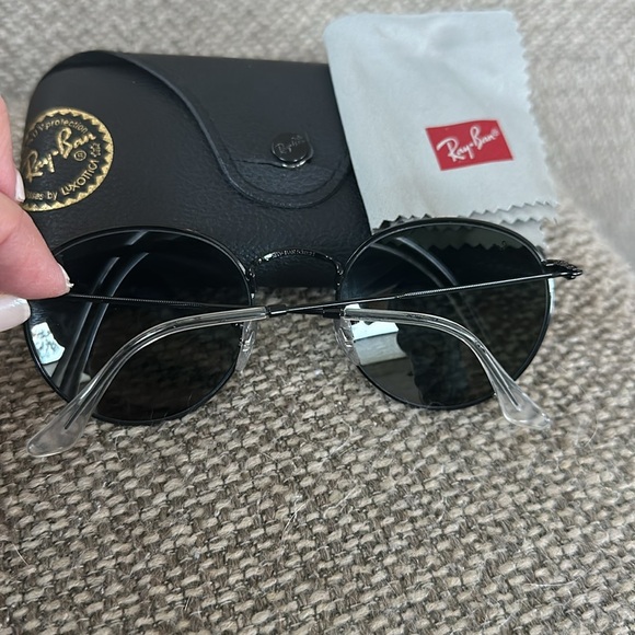 New Rayban round frames in black. Style RB3447 - Picture 2 of 2